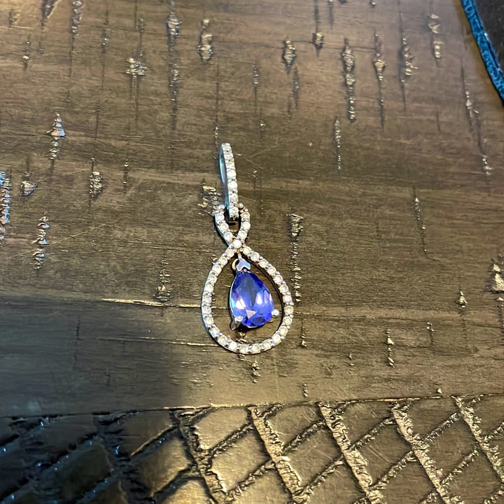 Pear cut tanzanite necklace pendent